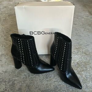 BCBGenration Hollis Studded Black Leather Round Block Heel Ankle Booties Sz 8